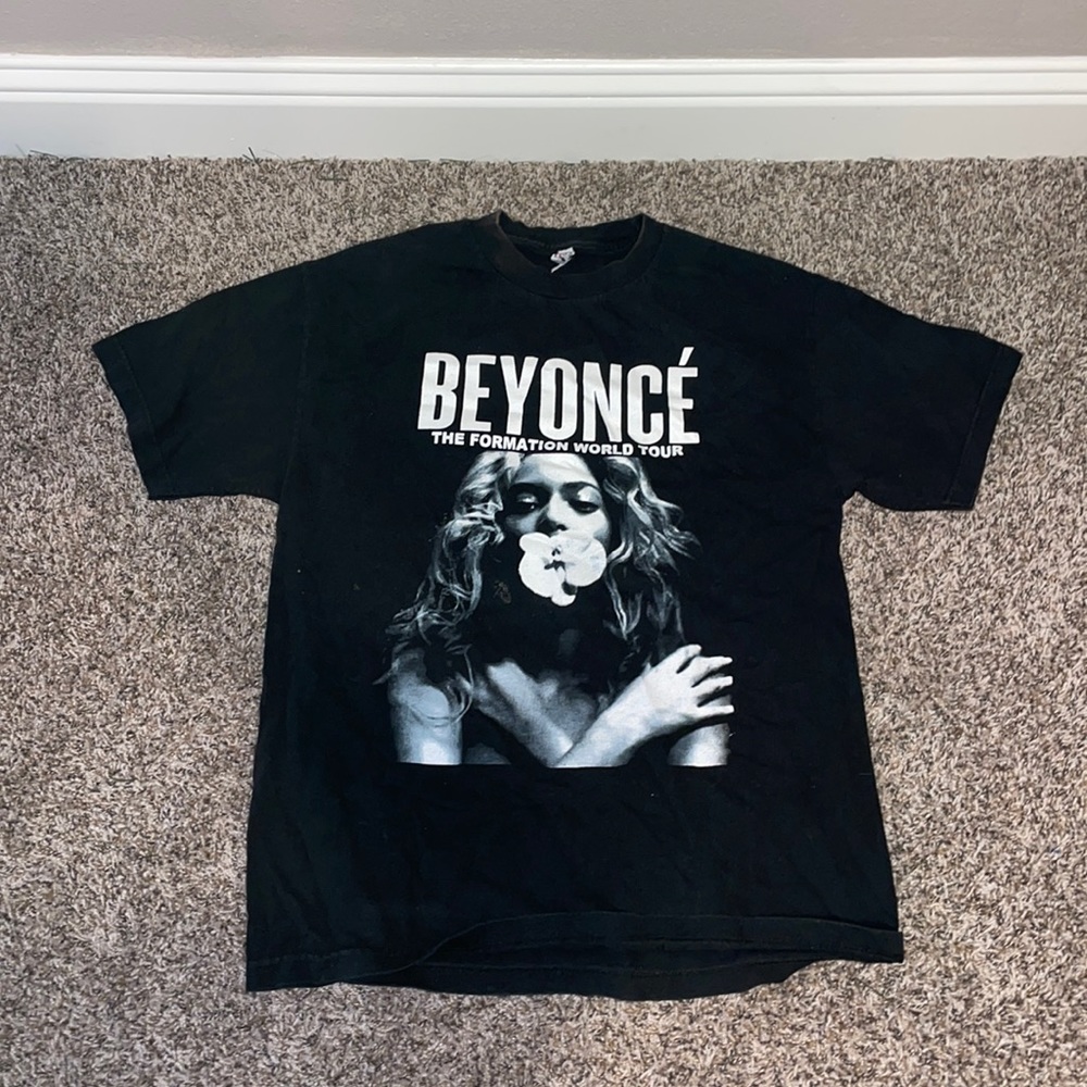 I am selling a Beyoncé 2016 world tour t shirt. In good condition!!
